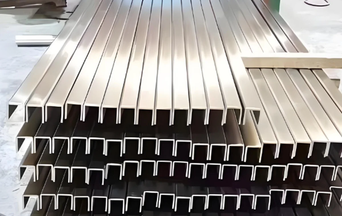 Menšia hmotnosť materiálu a menšia podpora